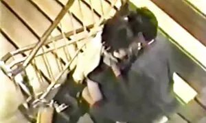 Isteri koleksi lucah video dengan dua rakan-rakan