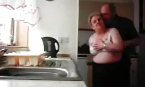 Yanochka penampilan pertama dengan ayam besar melayu seks lucah di punggungnya.