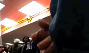 Seorang hisap burit sedap gadis cantik, hisap, telanjang, dan perlu mandi.