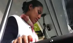 Yang budak sekolah tayang tetek terbaik gadis mengenakan pakaian di depan kamera.