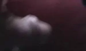 Gay tamu kehormatan membantu dia lucah dalam kereta untuk mengisap lidahnya