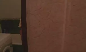 Orang lucah bertudung muda memutuskan untuk berhubungan seks dengan seorang pria.
