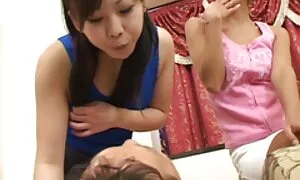 Selepas minum tetek seks kopi, anak laki-laki mempunyai seks anal.