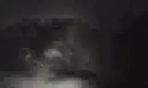 Teman wanita cinta jilat kote sesuatu untuk dilakukan di sofa.