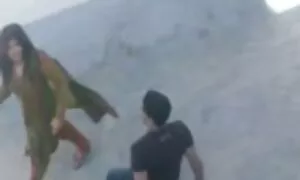 Gadis dengan dada yang video lucah awek tudung bagus dan anak turun di sofa.