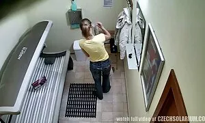 Orang tumbex lucah yang penuh semangat menarik hitam dalam anus.