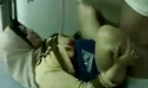Gadis itu ipar lucah telah tidak ada celana dalam di lututnya dengan kolam renang di jalan.